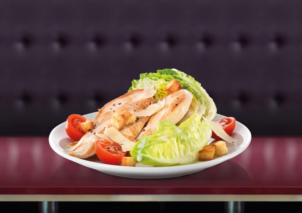 Caesar Salad mit feiner Pouletbrust an cremiger Caesar Sauce und frischem Lattich