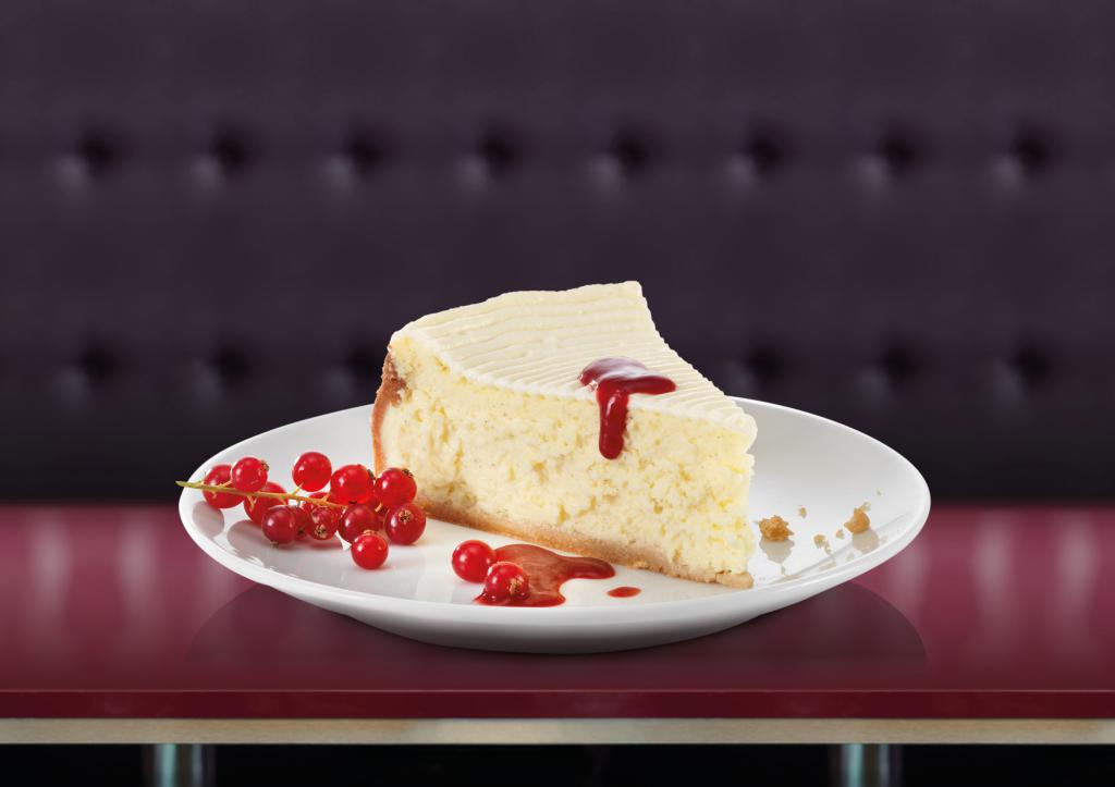 Cheese Cake homemade mit frischen Beeren und deren Coulis
